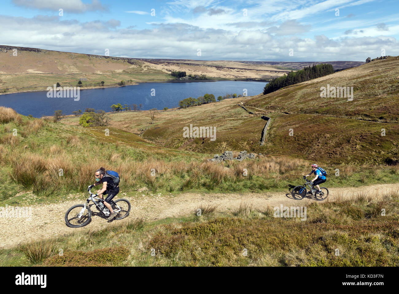 Two cyclists on the Pennine Bridleway near Widdop Reservoir in Calderdale, West Yorkshire Stock Photo