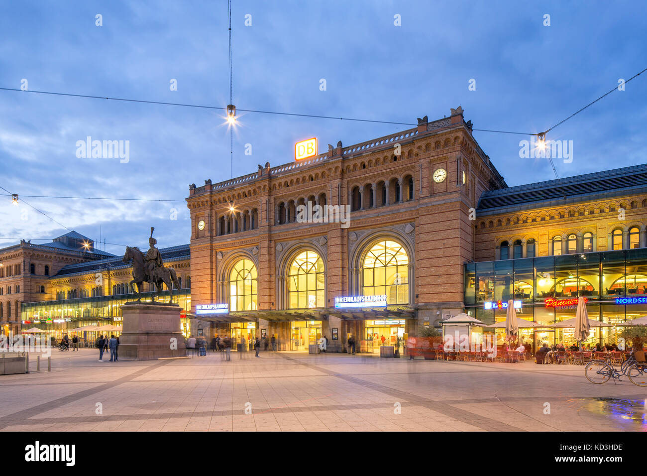 Central railway station, evening twilight, city centre, Hannover, Lower Saxony, Germany Stock Photo