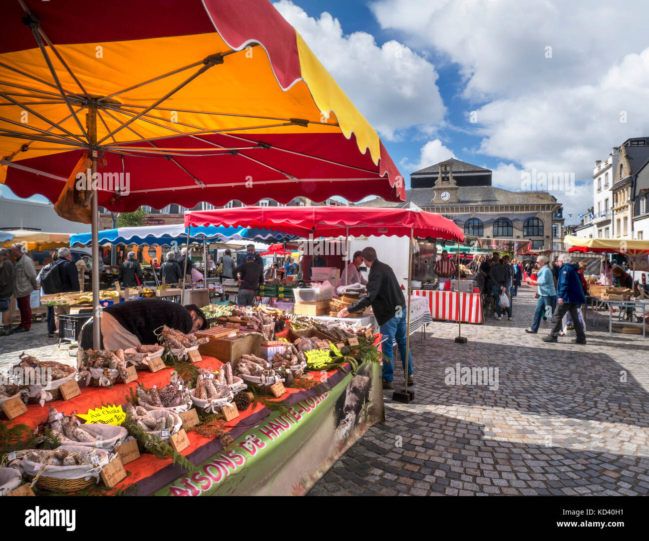 CONCARNEAU OUTDOOR MARKET Fresh French Produce market stalls in the square with covered market in background Concarneau Brittany France Stock Photo