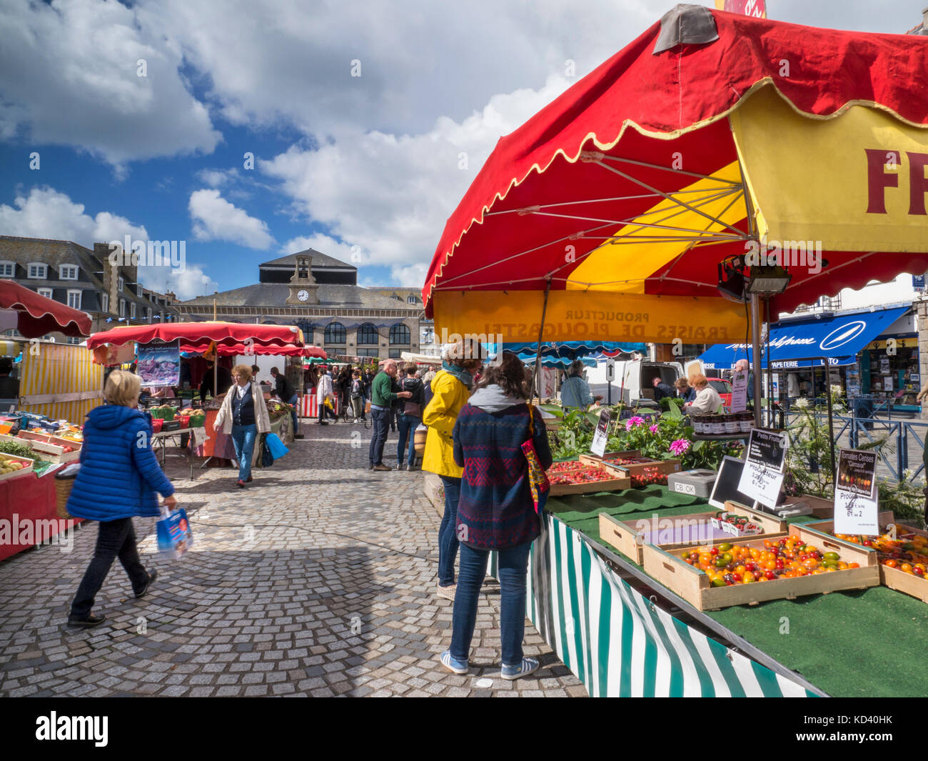 CONCARNEAU OUTDOOR MARKET Fresh French Produce on sale at market day in the  square with covered market in background Concarneau Brittany France Stock  Photo - Alamy