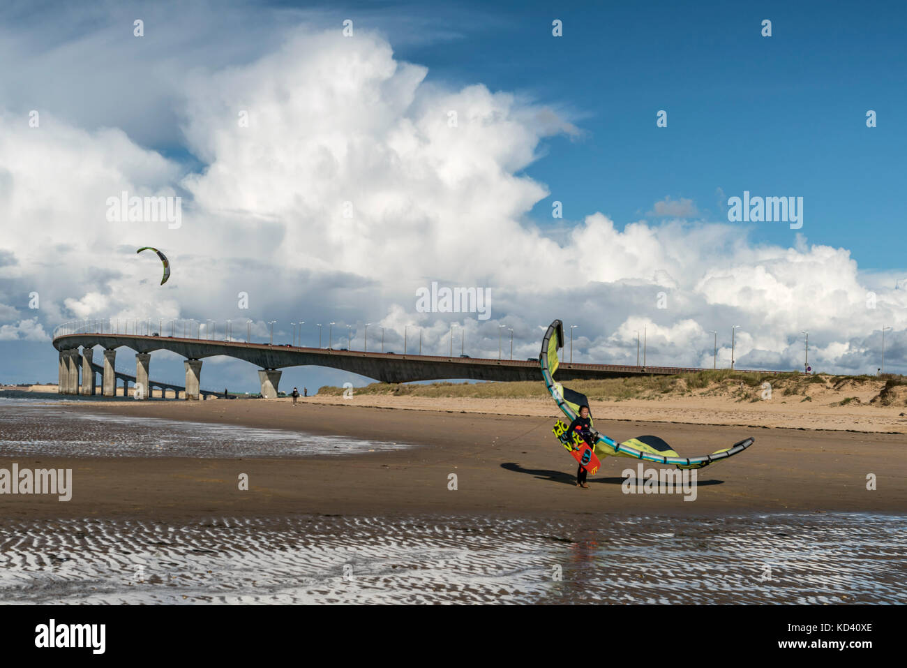 Kitesurfer, Plage Nord, Pont de Ile de Re, bridge,  Ile de Re, Nouvelle-Aquitaine, french westcoast, france, Stock Photo