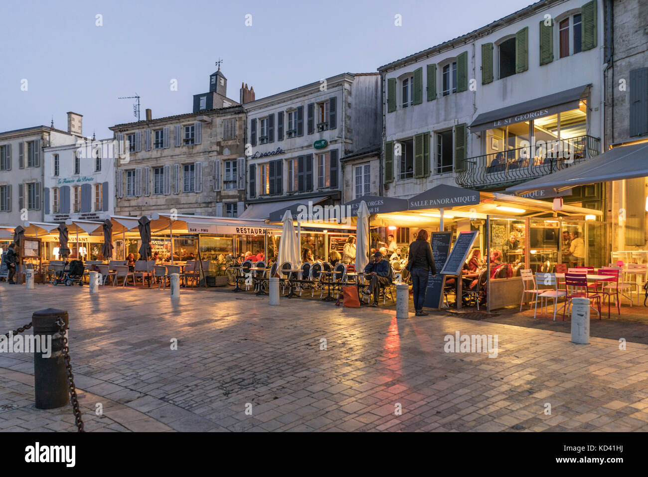 Restaurants, Port La Flotte, Ile de Re, Nouvelle-Aquitaine, french westcoast, france, | Restaurants am Hafen von La Flotte, Ile de Re, Nouve Stock Photo