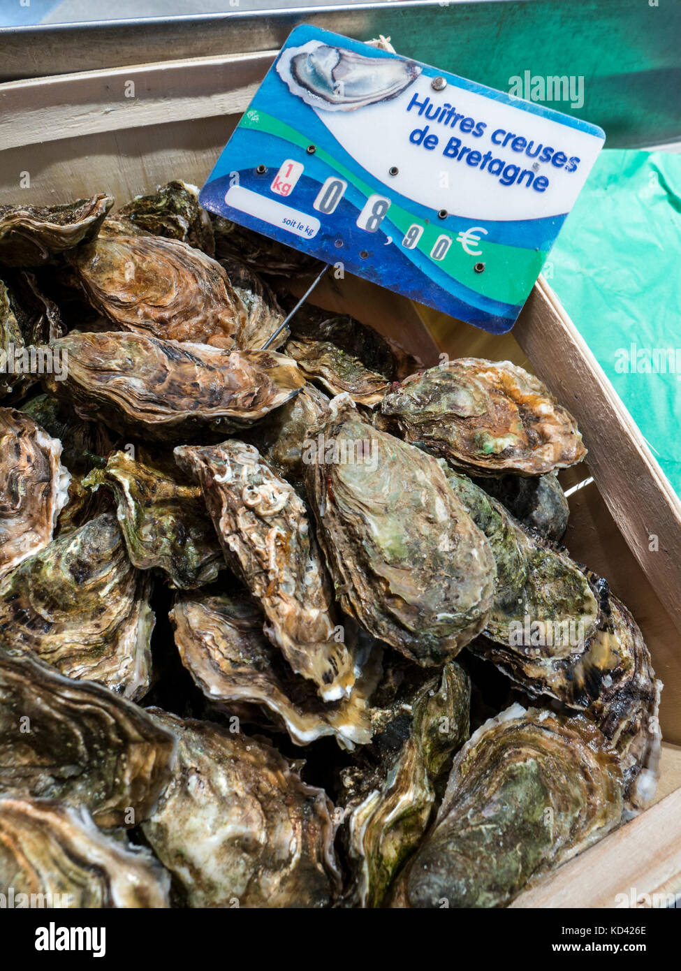 Huitres Creuses de Bretagne ‘Oysters from Brittany’ in rustic wooden crate, with euro price label Fish market Brittany France Stock Photo