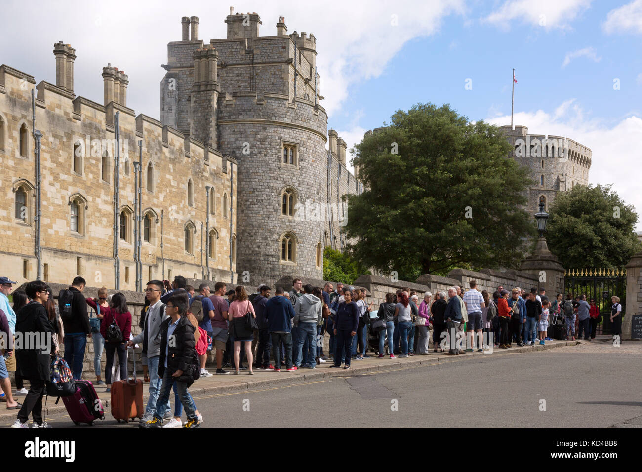 Windsor Castle crowd - people forming a long queue to visit Windsor Castle, Windsor, Berkshire England  UK Stock Photo