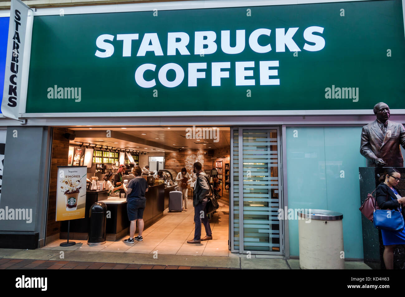 Washington Dc District Of Columbia Union Station Terminal Starbucks Coffee Cafe Sign Coffeehouse Interior Inside Sightseeing Visitors Travel Stock Photo Alamy