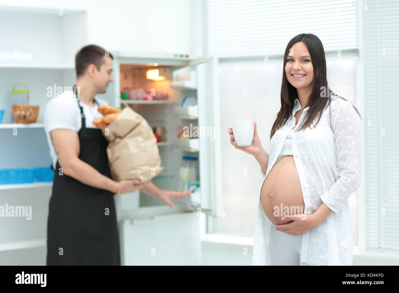 Pregnant woman with husband cooking food in kitchen Stock Photo Alamy