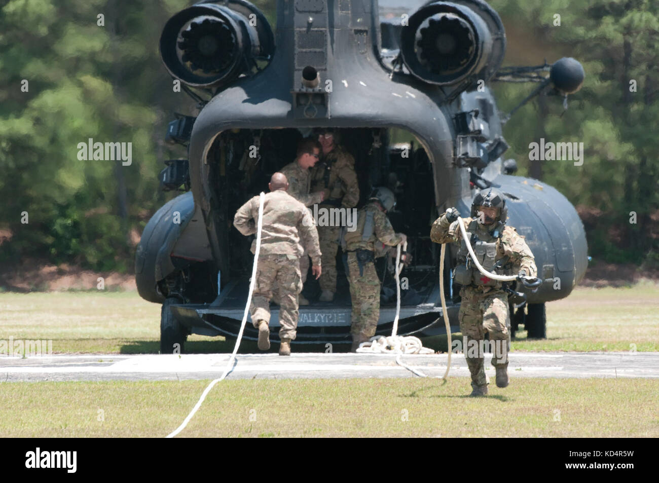 A U.S. Army crewmember assigned to the 160th Special Operations Aviation Regiment (Airborne) prepare for Special Insertion Exfiltration System training at McCrady Training Center, Eastover, S.C., May 17, 2014. The 160th SOAR (A) supported a joint mission with 7th Special Forces Group (Airborne), training over 100 South Carolina Army National Guard Soldiers assigned to 4th Battalion, 118th Infantry Regiment, 218th Maneuver Enhancement Brigade, during the SCARNG drill weekend. (U.S. Army National Guard photo by Sgt. 1st Class Kimberly D. Calkins/Released) Stock Photo