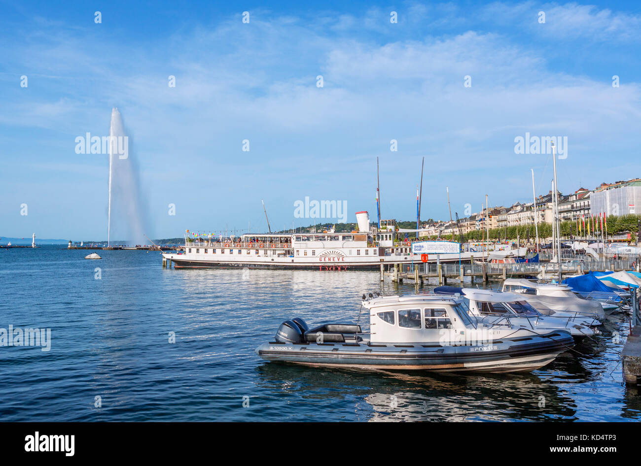 Lakefront by the Jardin Anglais (English Garden), looking towards the Jet d'Eau and 'Geneve' paddle boat, Geneva (Genève), Lake Geneva, Switzerland Stock Photo