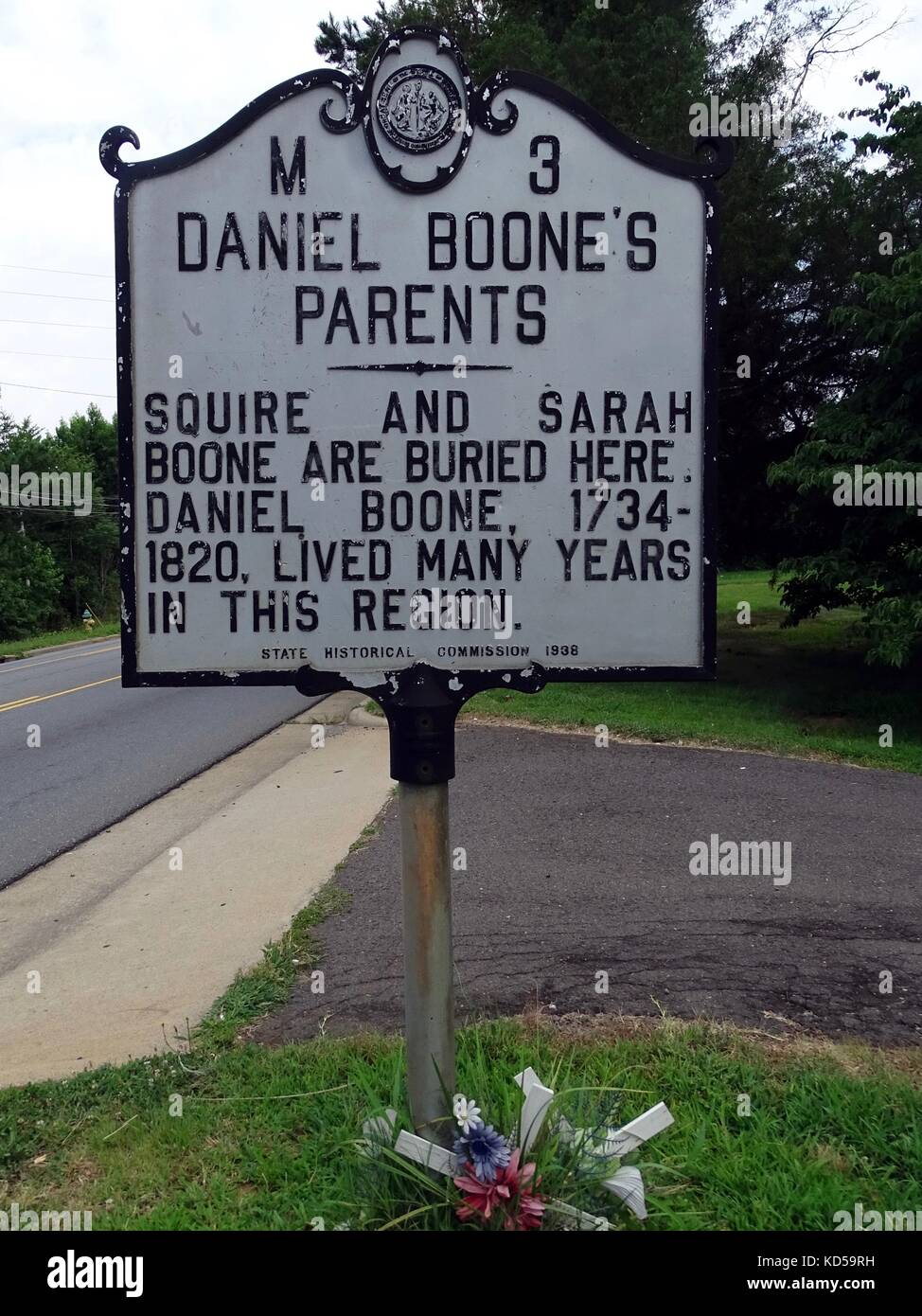 Mocksville, North Carolina-July 13, 2017:  A roadside sign indicating the location of Daniel Boone's Parents (Squire and Sarah Boone's) Grave in the a Stock Photo