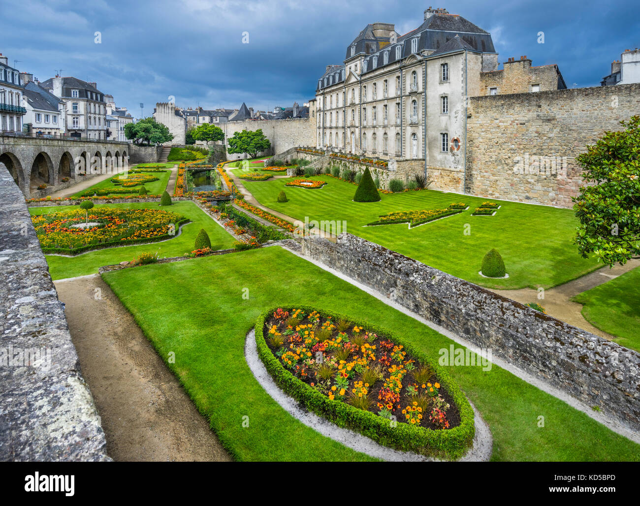 France, Brittany, Morbihan, Vannes, Castle and Gardens of Hermine (Chateau de l'Hermine) integrated in the ramparts of the walled city Stock Photo