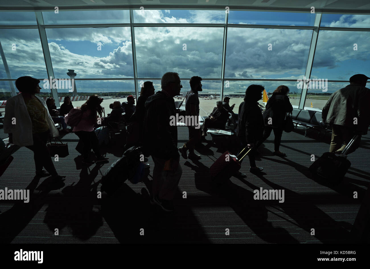 Waiting room passengers in airport hi-res stock photography and images ...