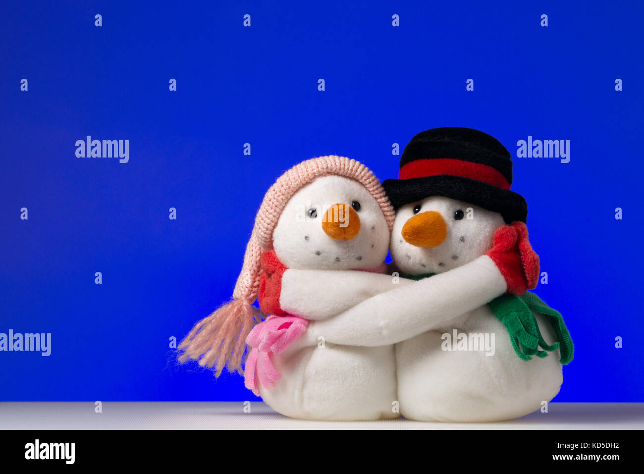 Hugging Snowman Friends Salt and Pepper Shakers 3 Tall Christmas Winter