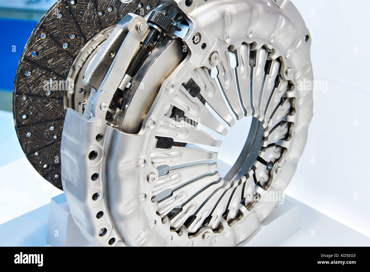 Travelcontrolled and constantly selfadjusting clutch system closeup