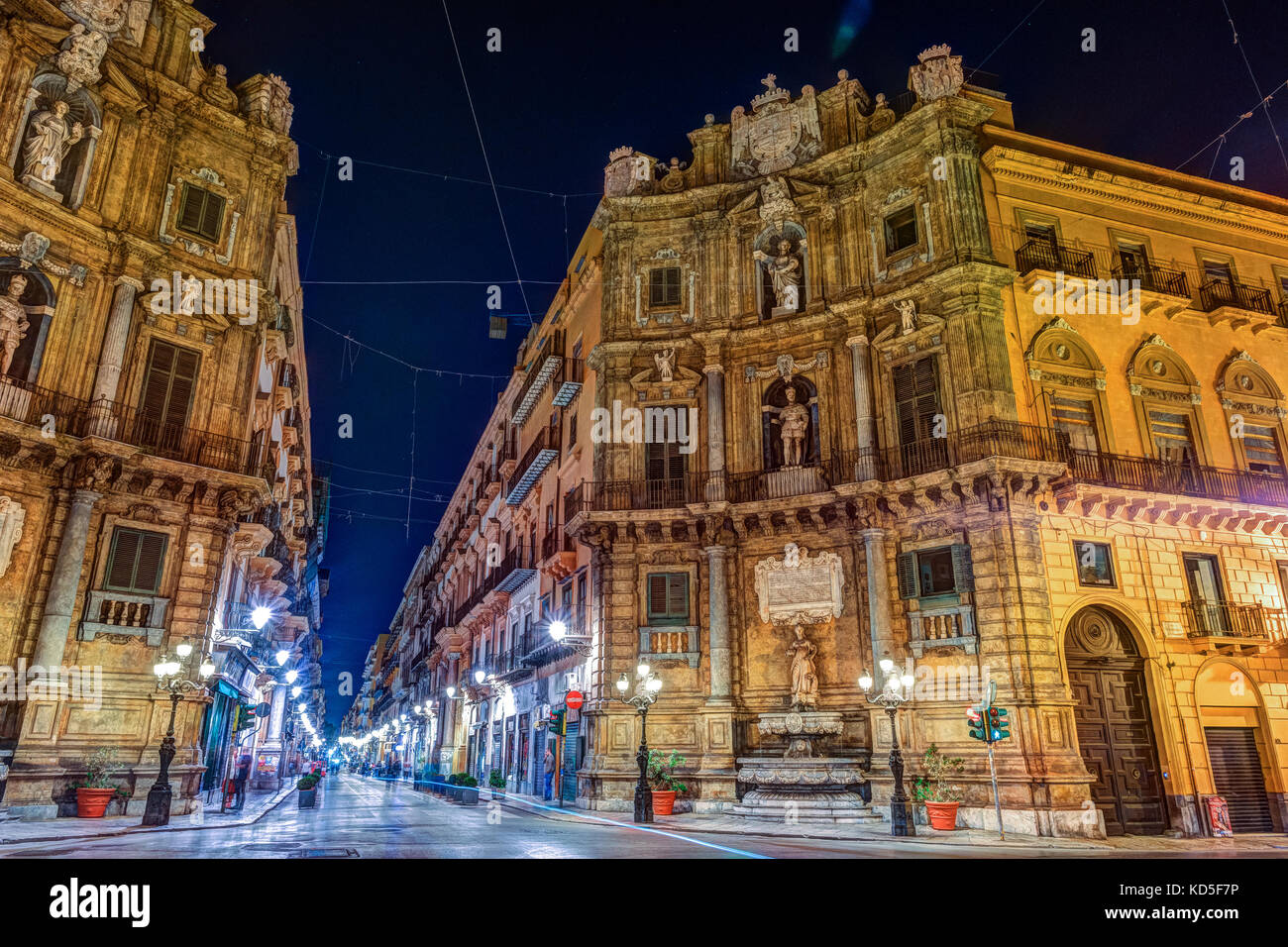 Central square Quattro Canti in Palermo, Italy Stock Photo - Alamy