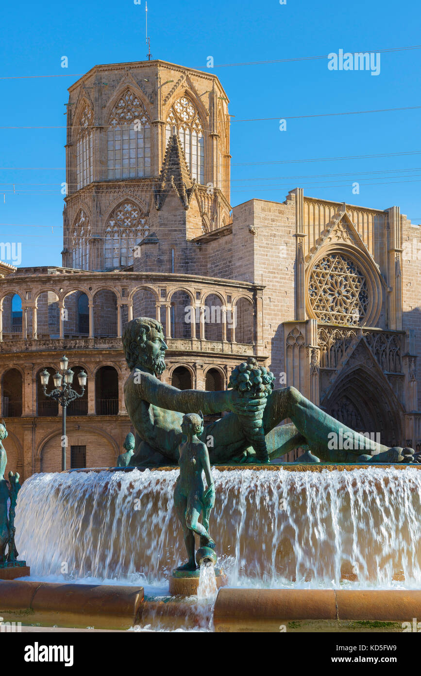 Plaza de la Virgen Valencia, view of the Turia Fountain with the Santa Catalina Cathedral lantern tower in the background, Valencia, Spain. Stock Photo