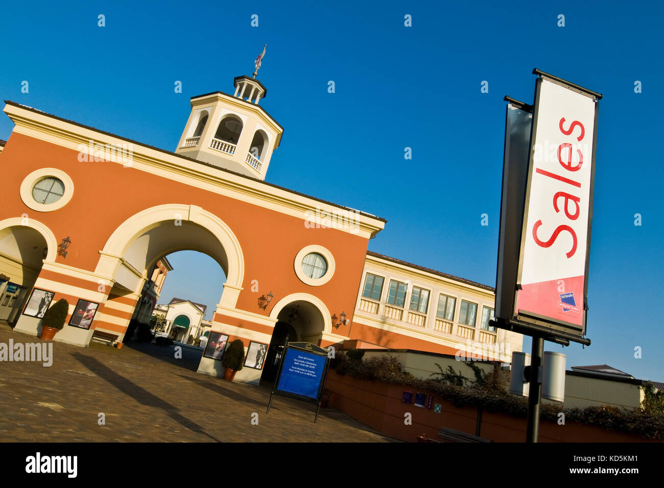 Outlet malls hi-res stock photography and images - Page 2 - Alamy