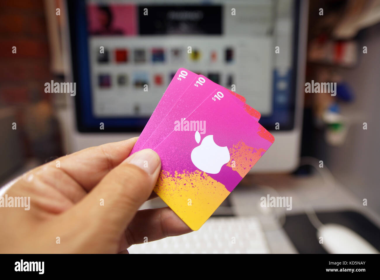 Apple gift card in a hand – Stock Editorial Photo © dennizn #254479252