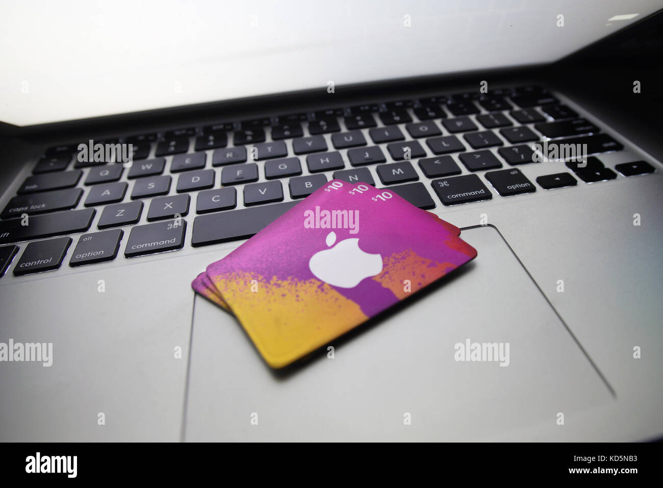 ITunes Gift Card on a White Background. Editorial Photography - Image of  cards, macro: 98220977