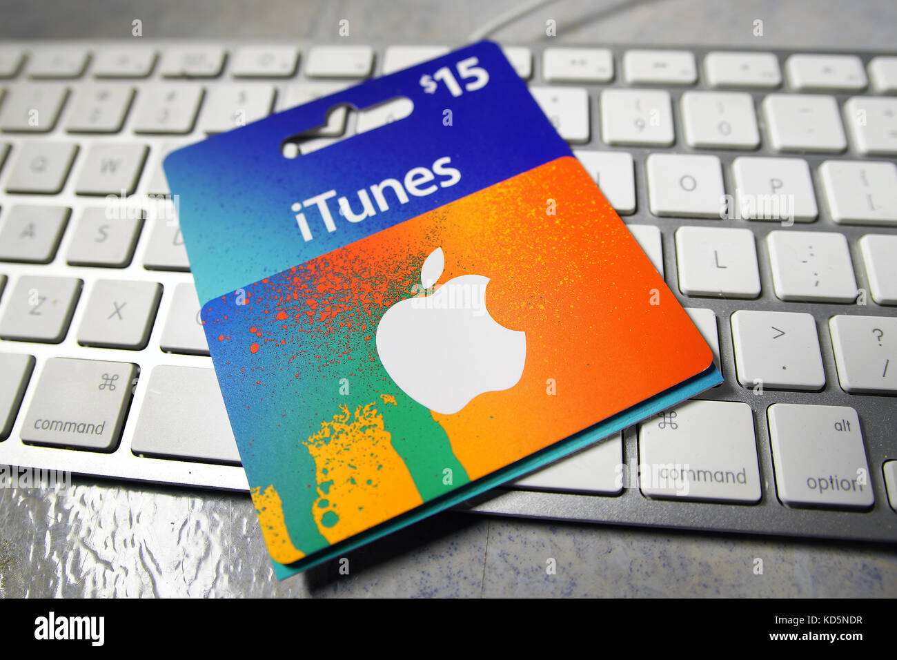 Apple gift card in a hand – Stock Editorial Photo © dennizn #254479252