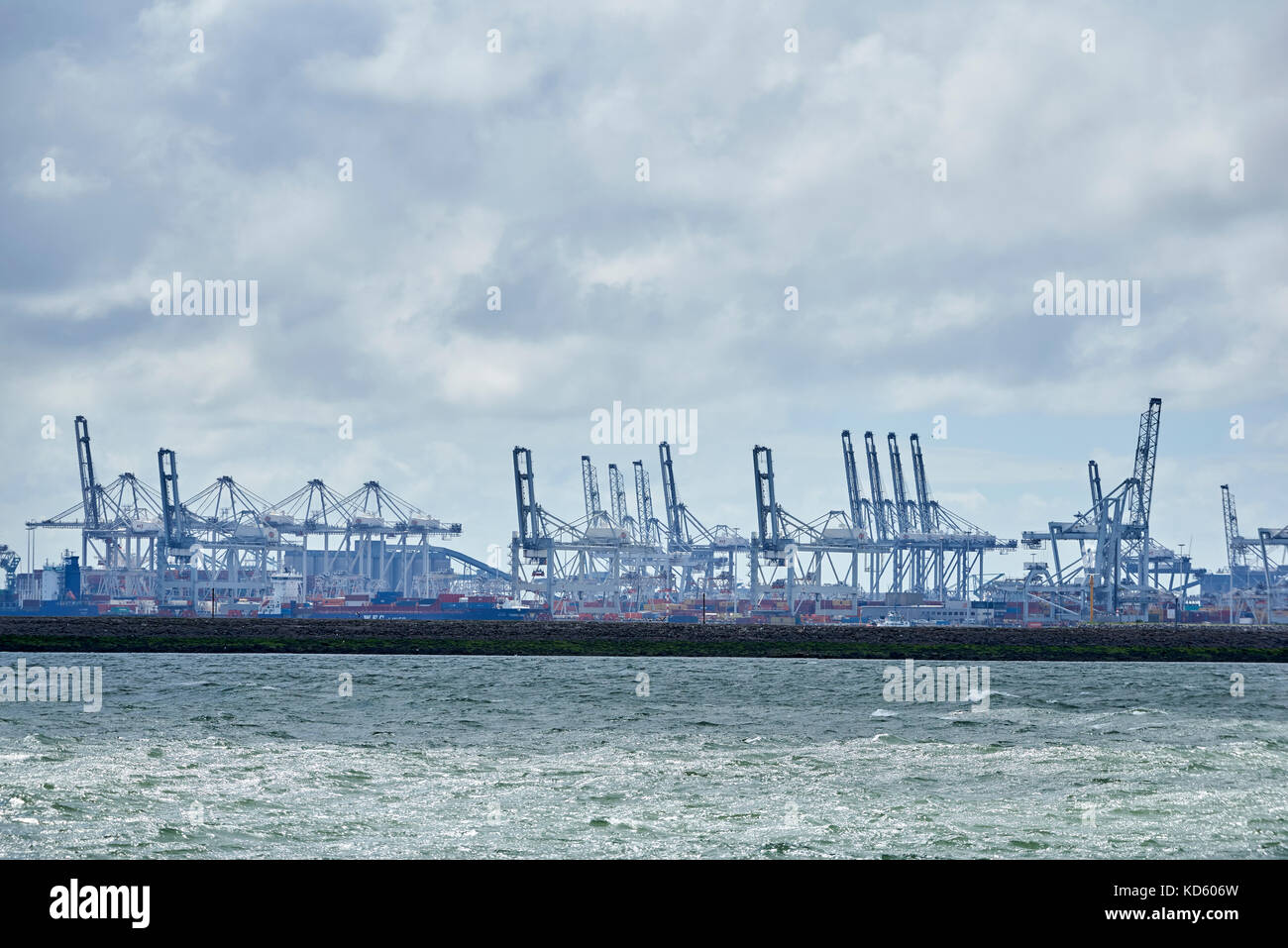 Kranen langs de Nieuwe Waterweg bij Hoek van Holland Cranes along The 