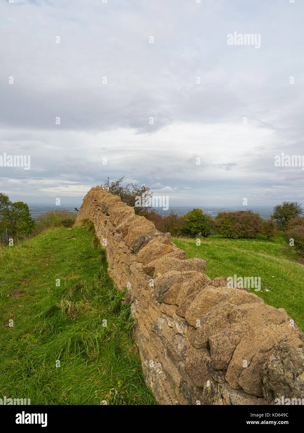 Cotswold dry stone wall at Broadway Stock Photo