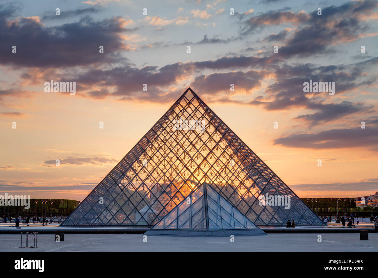 Paris (France): the Louvre Pyramid, a large glass and metal pyramid at the entrance to the museum, designed by architect I.M. Pei, here lit up at nigh Stock Photo