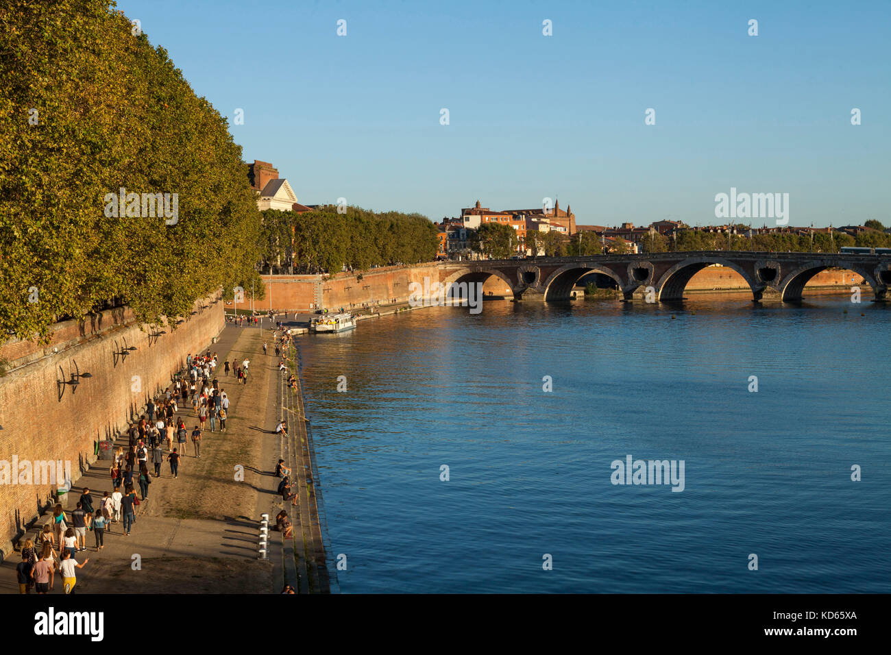 Toulouse (southern France) walk and relaxation along the banks of the