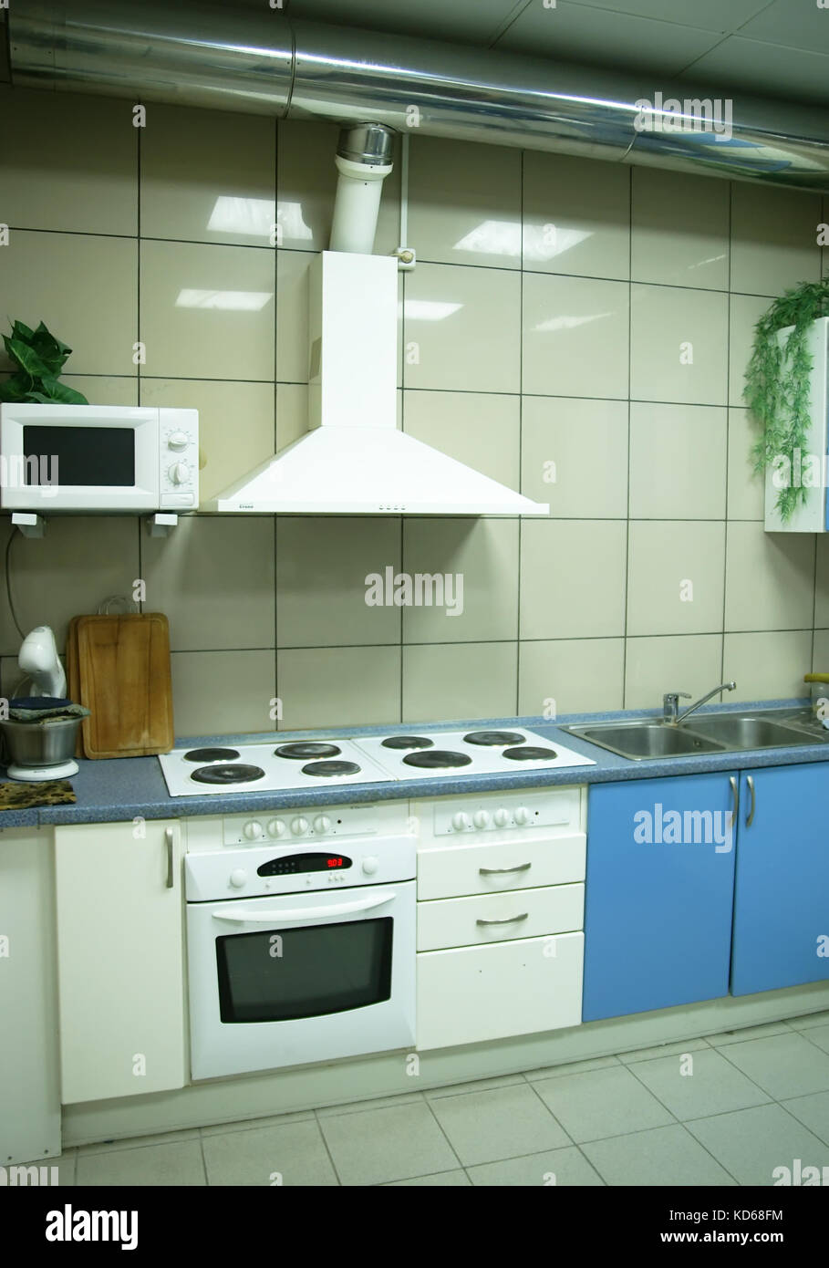 Empty kitchen pantry cabinet hi-res stock photography and images - Alamy