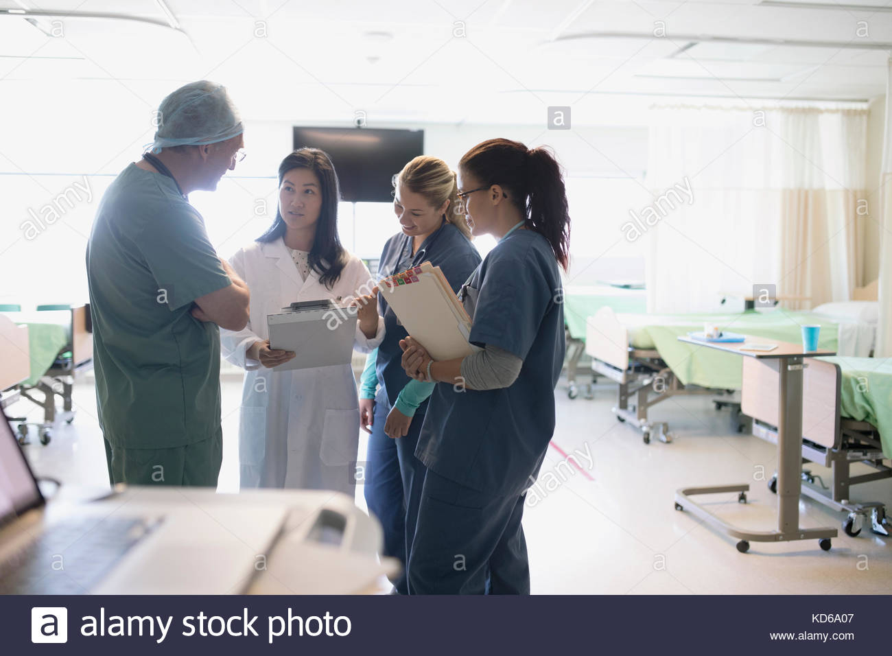 Doctor nurses talking hi-res stock photography and images - Alamy