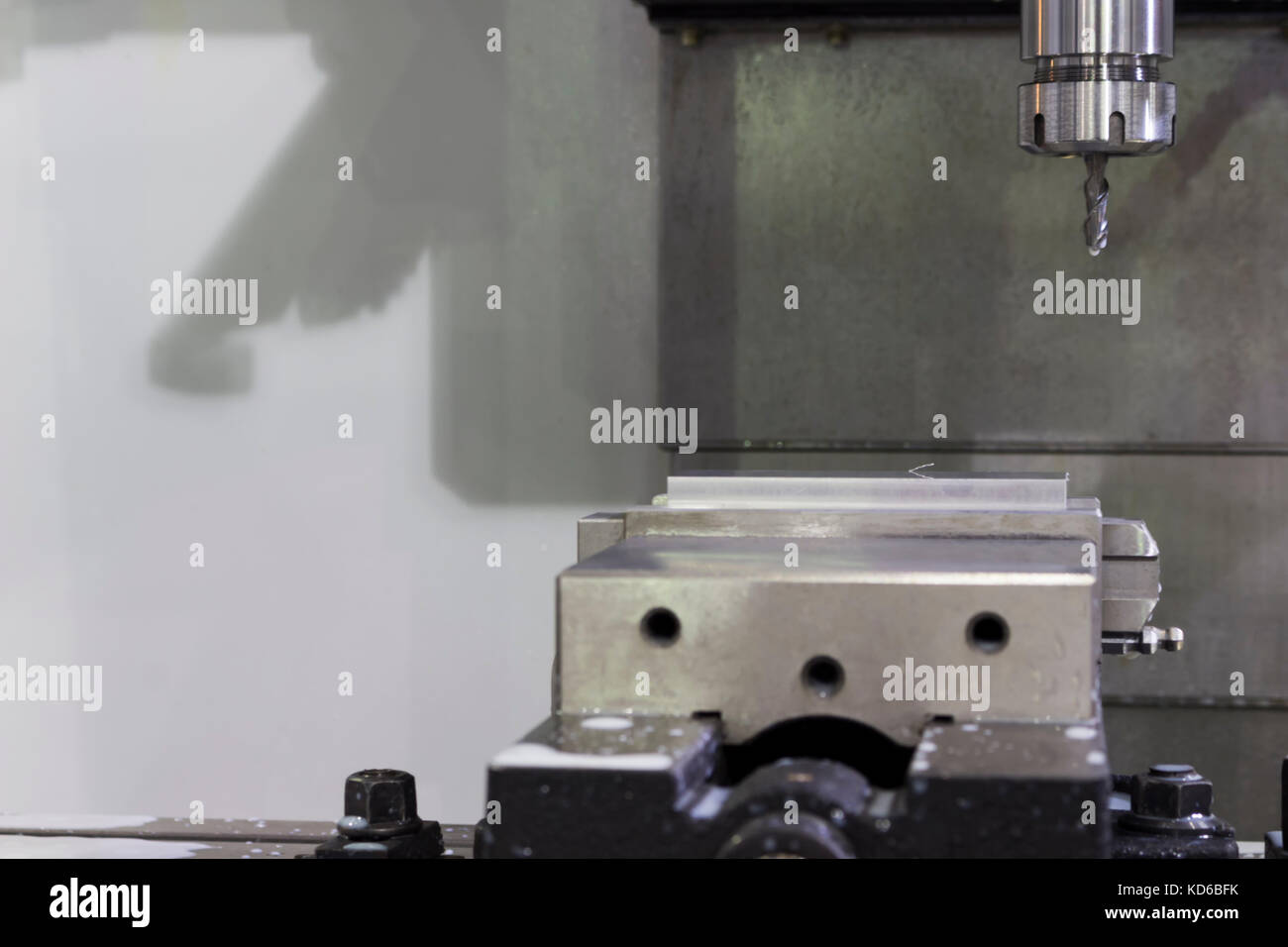 CNC machining Center machine cutting part with coolant, milling machine