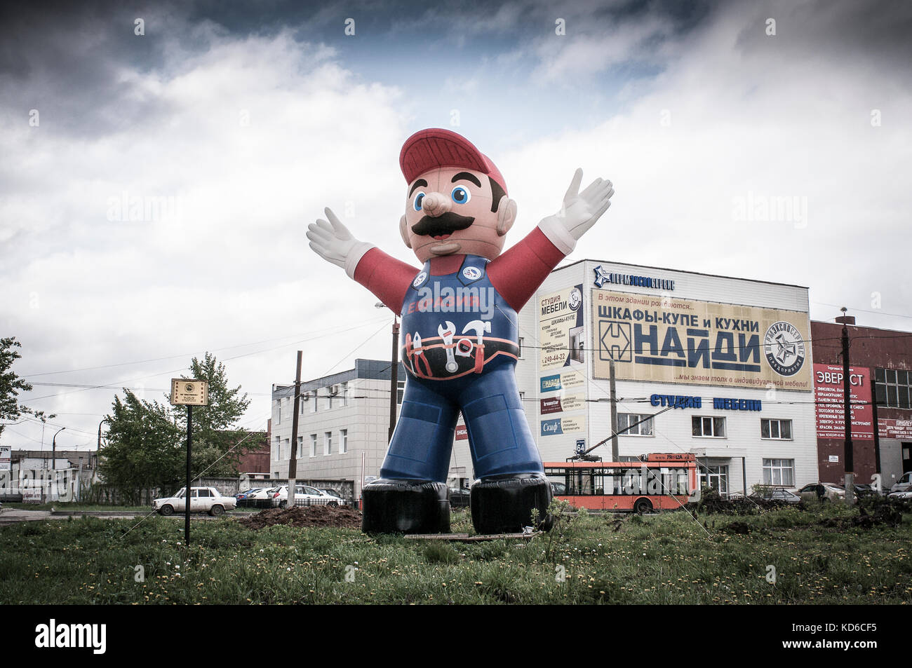 PERM, RUSSIE - MAI 24 : Immense Mario devant une grande surface de materiel d'outillage le 24 mai 2011 a Perm, Russie. PERM , RUSSIA - MAY 24: Huge Ma Stock Photo