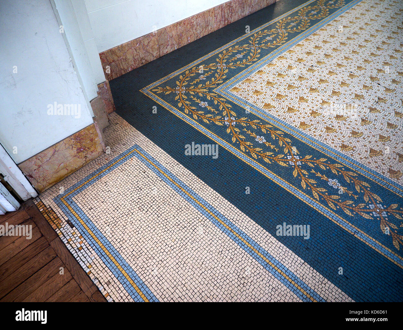 https://c8.alamy.com/comp/KD6D61/cordoba-argentina-2017-details-of-the-hand-made-tile-floor-at-the-KD6D61.jpg