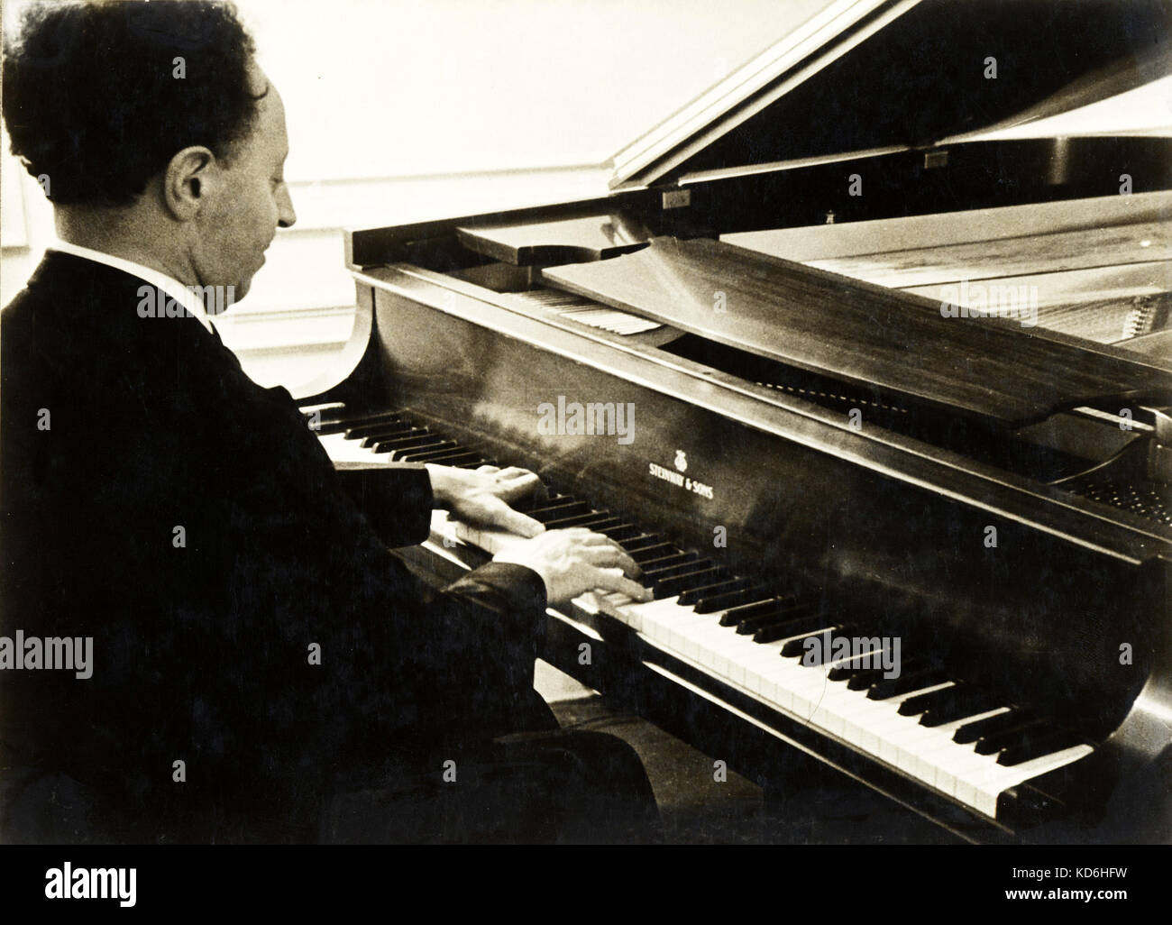 Artur Rubinstein at the piano c.early 1930's. Polish-born pianist,  1887-1982 Stock Photo - Alamy