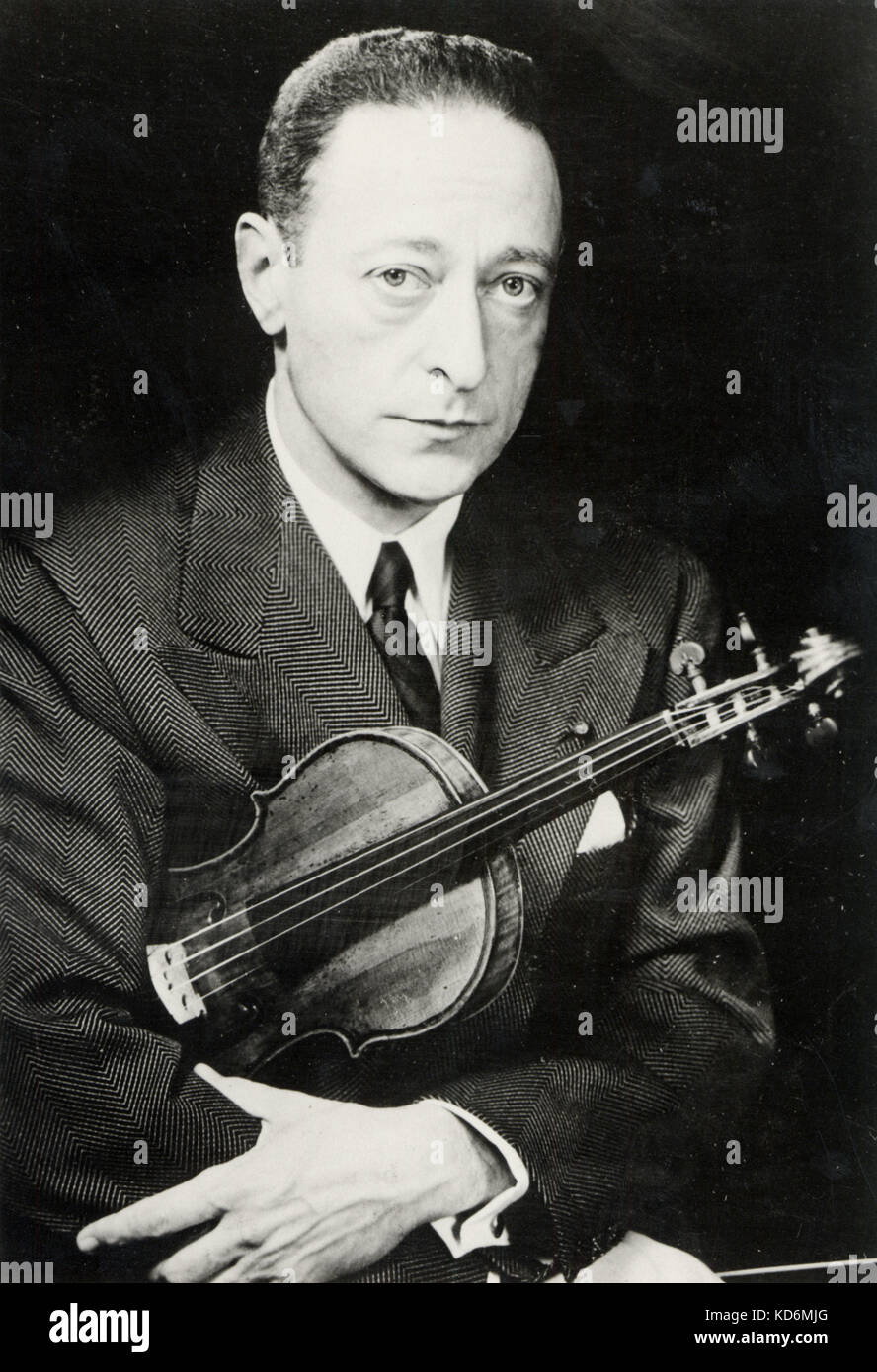 Heifetz, Jascha holding his violin Russian American violinist, 2 Februay 1901 - 10 December 1987 Stock Photo
