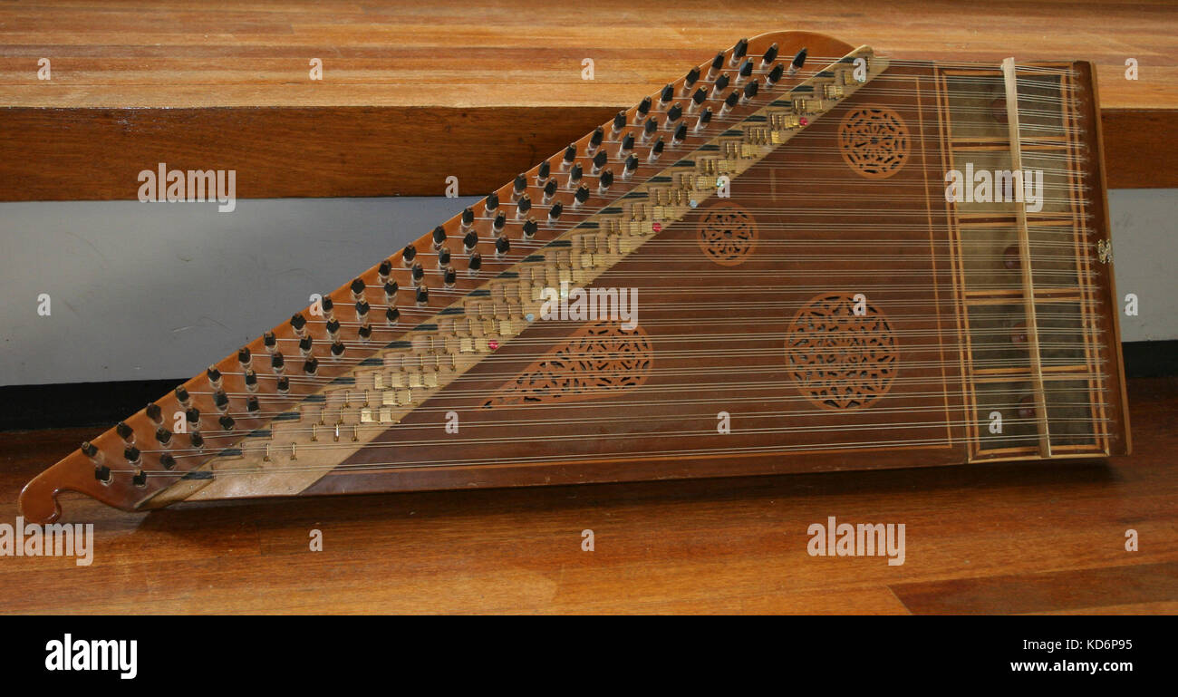 Kanun instrument hi-res stock photography and images - Alamy
