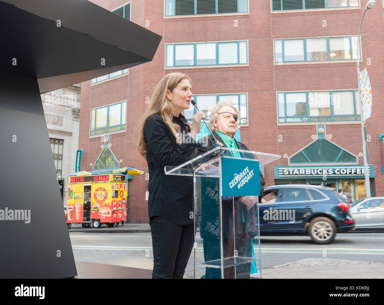 The artist Dale Chihuly, right and his wife Leslie Jackson Chihuly