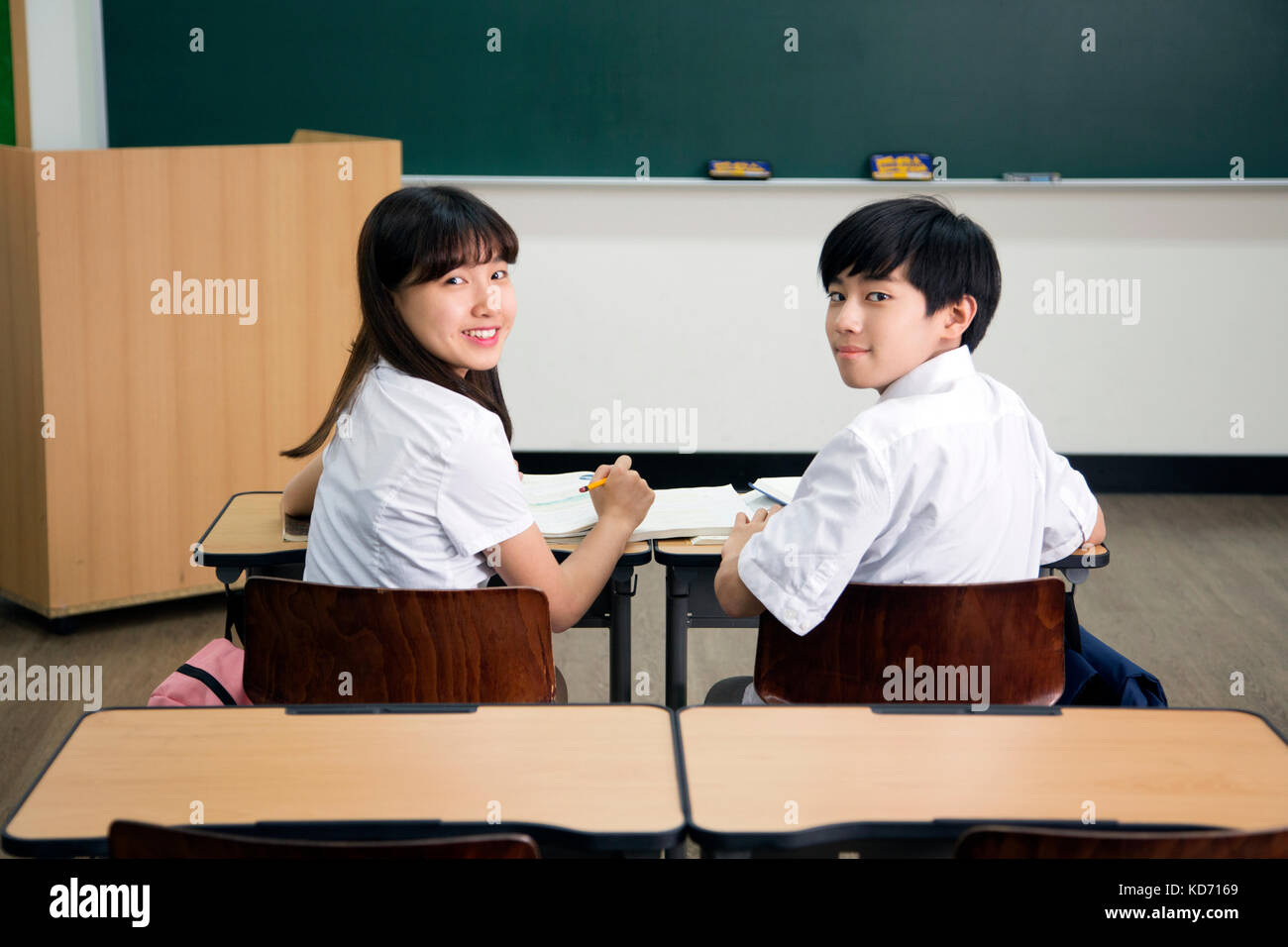 Two teenagers classroom hand hi-res stock photography and images - Alamy