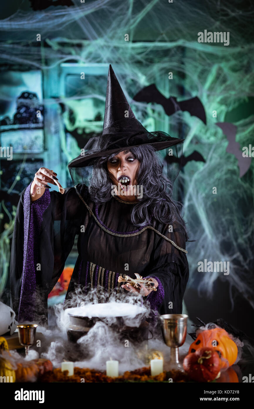 баба яга колдовство. баба яга колдовство. зелье ведьмы. музей ужасов колдовства и суеверия. баба яга колдовство.