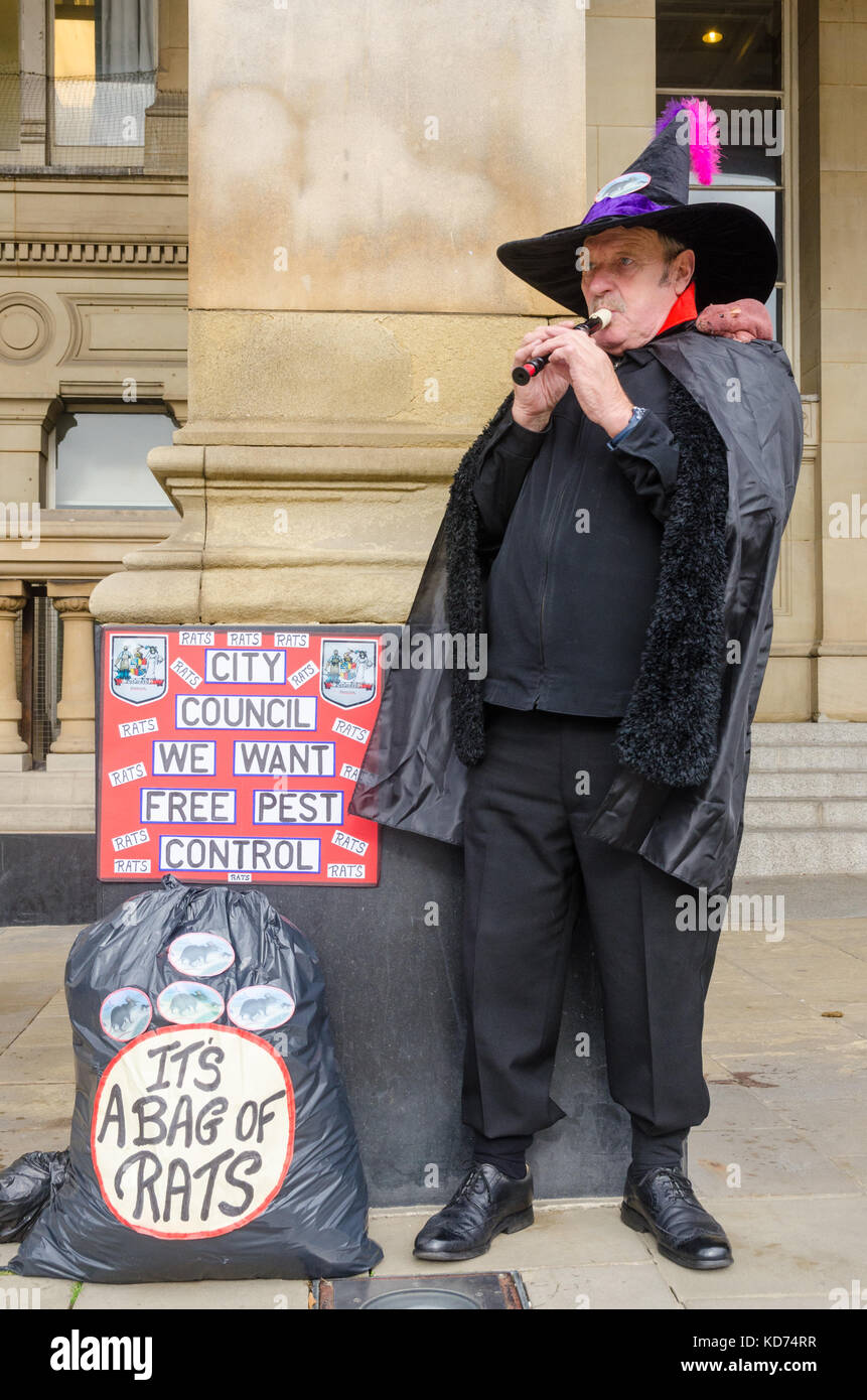 Man dressed as Pied Piper of Hamlyn protests outside Birmingham City Council office in Victoria Square about number of rodents caused by bin strike Stock Photo