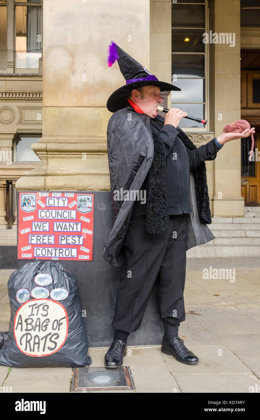 Man dressed as Pied Piper of Hamlyn protests outside Birmingham City Council office in Victoria Square about number of rodents caused by bin strike Stock Photo