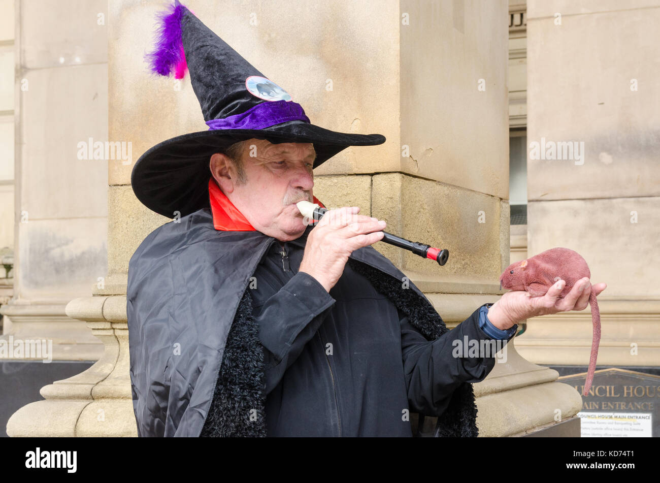 Man dressed as Pied Piper of Hamlyn protests outside Birmingham City Council office in Victoria Square about number of rodents caused by bin strike Stock Photo