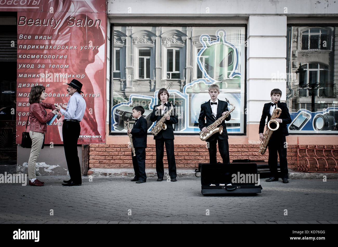 KAZAN, RUSSIE - MAI 18 : Petit concert dans la rue pietionne du centre ville le 18 mai 2011 a Kazan, Russie. KAZAN , RUSSIA - MAY 18: concert in the d Stock Photo
