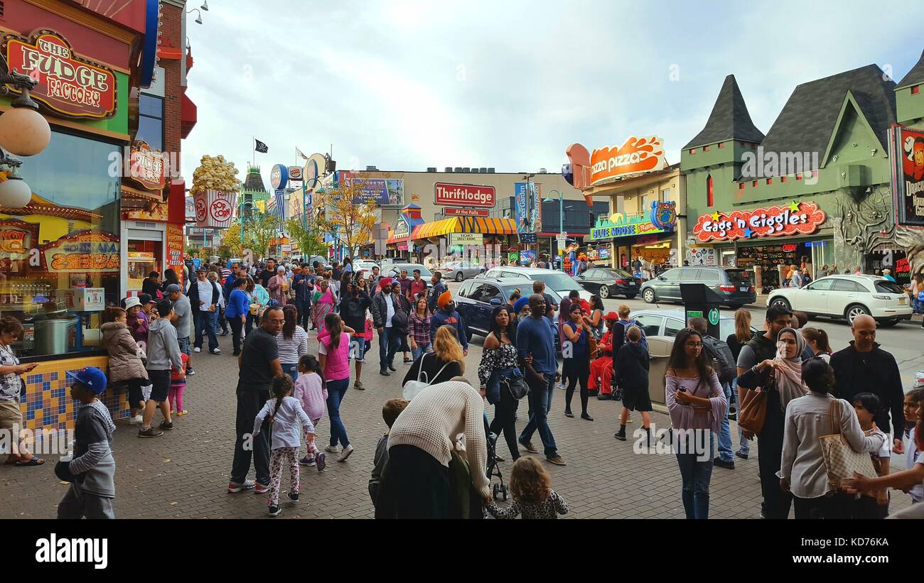Visitors crowd in Niagara Falls Stock Photo Alamy