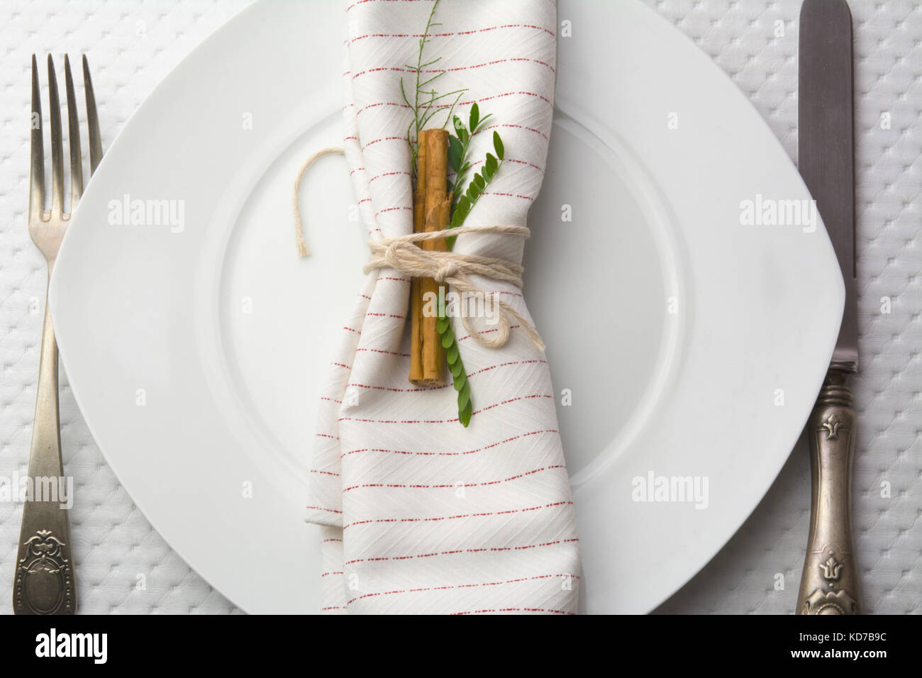 elegant place setting white and gold Stock Photo Alamy