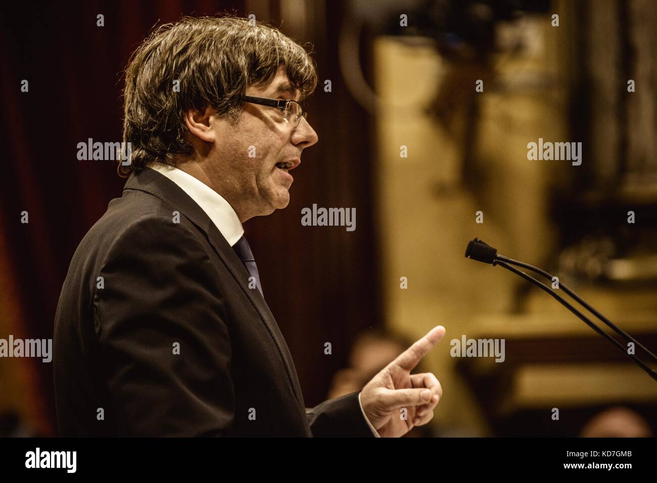Barcelona, Spain. 10th Oct, 2017. Carles Puigdemont, President of the Generalitat of Catalonia, postpones the independence and the proclamation of the Catalan Republic during an extraordinary plenary session at the Catalan parliament to valorate the results of the October 1st secession referendum. Credit: Matthias Oesterle/Alamy Live News Stock Photo