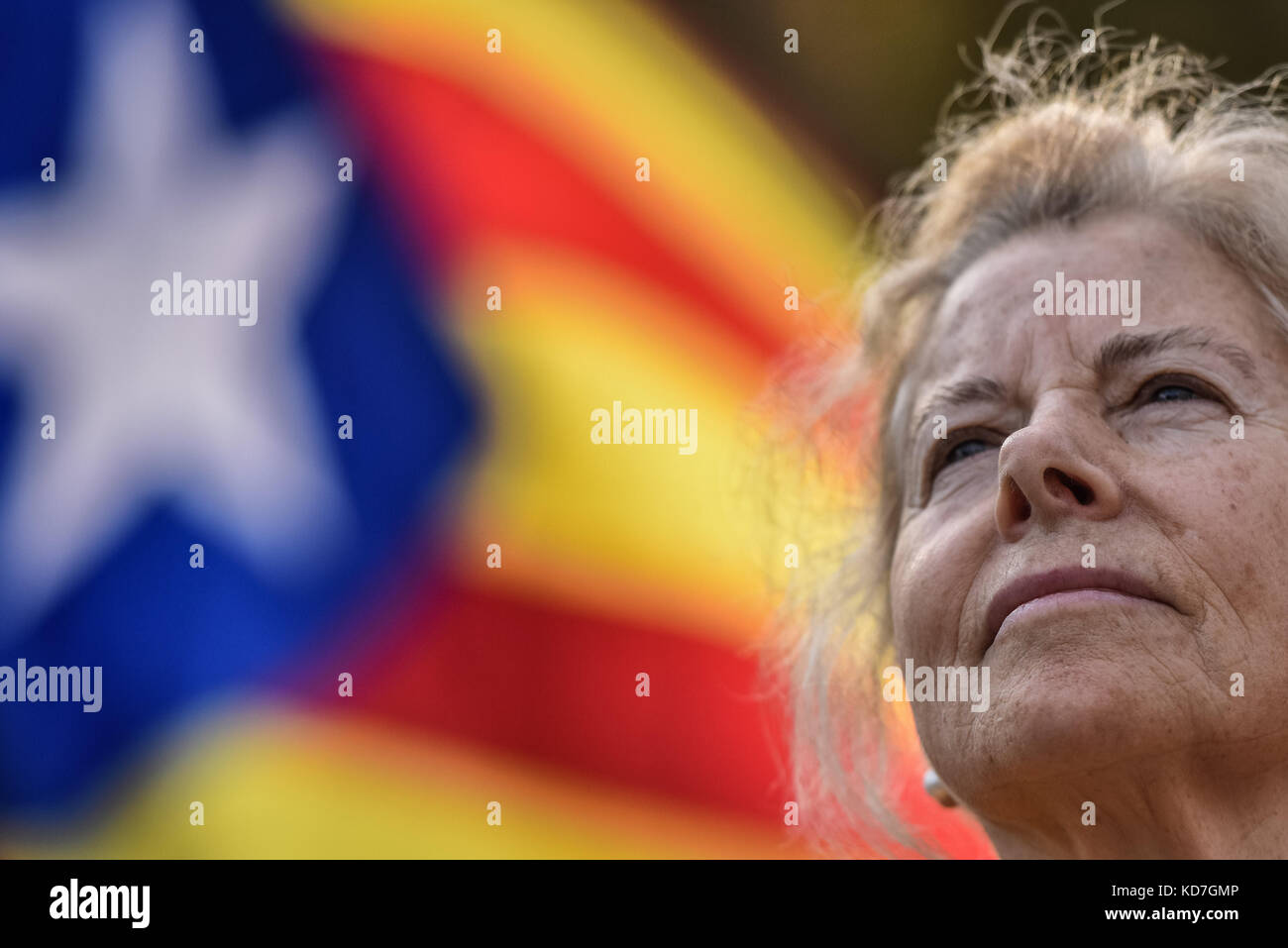 Barcelona, Spain. 10th Oct, 2017. Pro-Independence supporters gather at Arc de Triomf for Puigdemont's announcement at the Catalan Parliament Credit: Piero Cruciatti/Alamy Live News Stock Photo