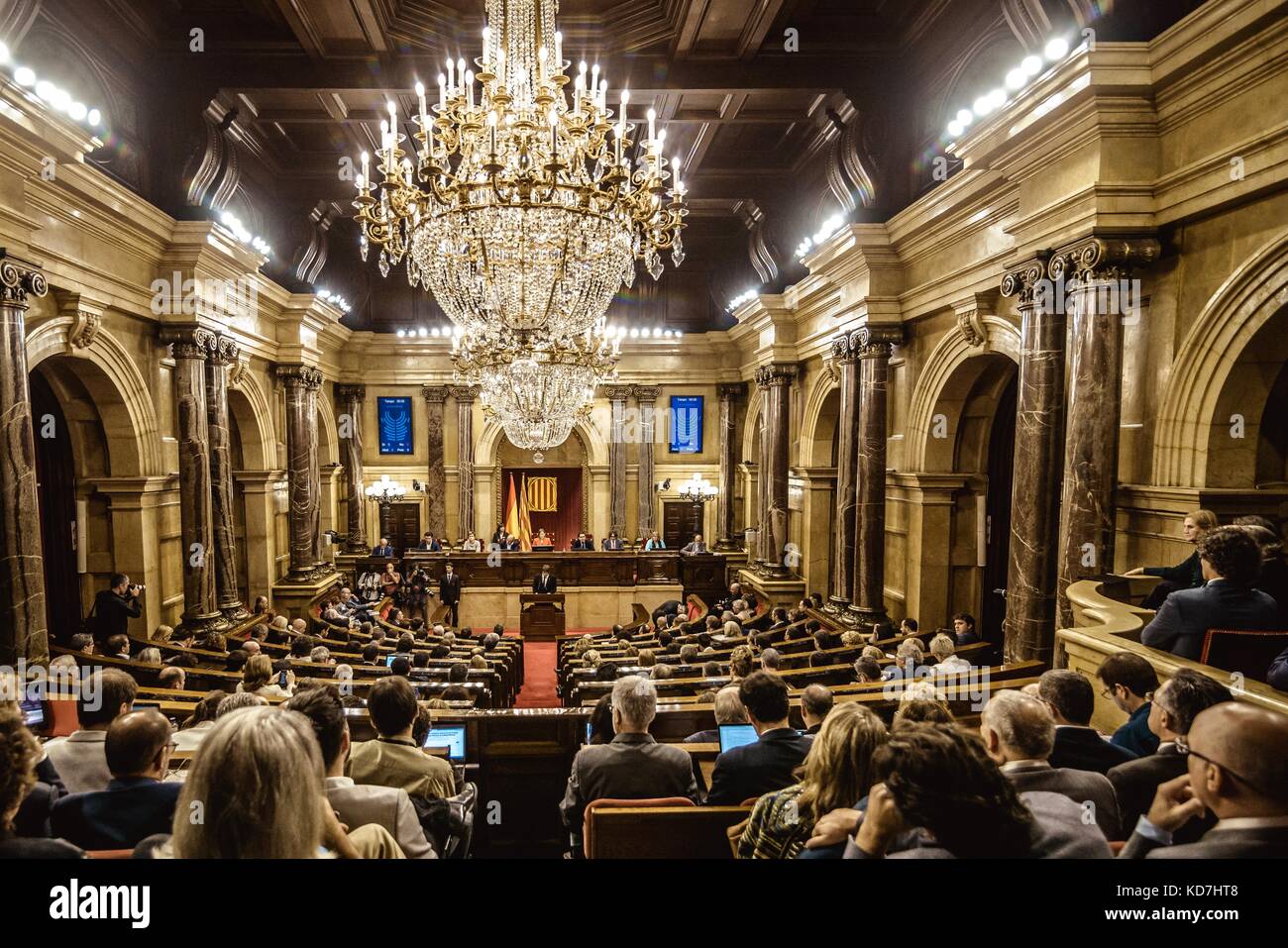 Barcelona, Spain. 10th Oct, 2017. CARLES PUIGDEMONT, President of the Generalitat of Catalonia, postpones the independence and the proclamation of the Catalan Republic during an extraordinary plenary session at the Catalan parliament to valorate the results of the October 1st secession referendum. Credit: Matthias Oesterle/Alamy Live News Stock Photo