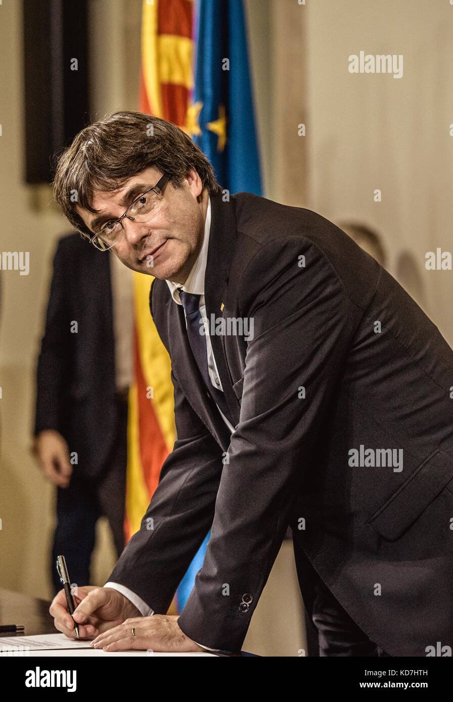 Barcelona, Spain. 10th Oct, 2017. CARLES PUIGDEMONT, President of the Generalitat of Catalonia, signs the declaration of independence at the end of an plenary session in which he postponed the independence and the proclamation of the Catalan Republic after the valoraion of the results of the October 1st secession referendum. Credit: Matthias Oesterle/Alamy Live News Stock Photo