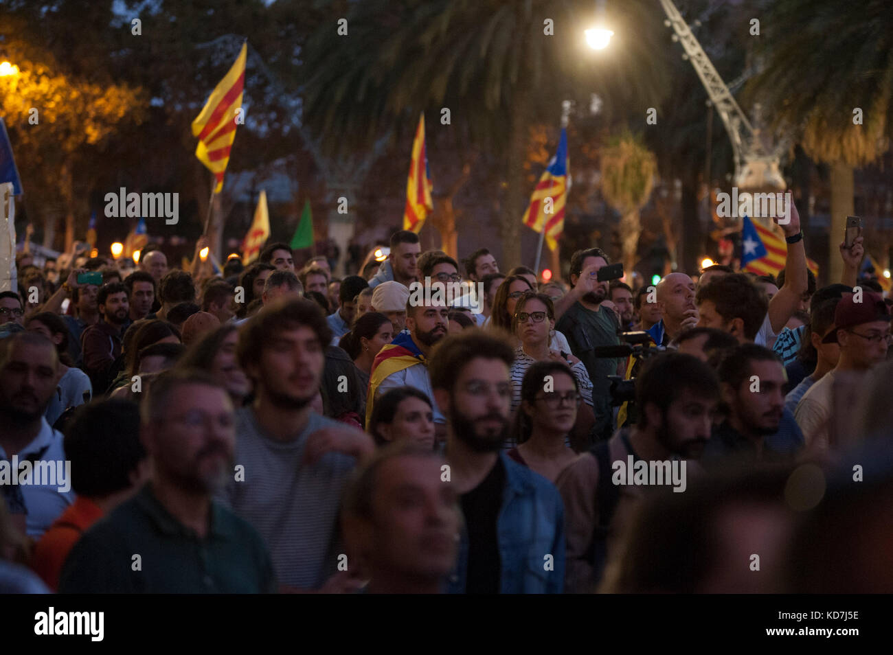 Barcelona, Catalonia, Spain. 10th Oct, 2017. Thousands of people are concentrated in the Arc de Triomf of Barcelona, near the Catalan Parliament to attend the appearance of the president of Catalonia 'Carles Puigdemon' who appears voluntarily to explain the results of the referendum of last October 1, declaring Independence of catalonia and later annulling it temporarily in the hope of being able to negotiate it with the Spanish government. Credit: Charlie Perez/Alamy Live News Stock Photo