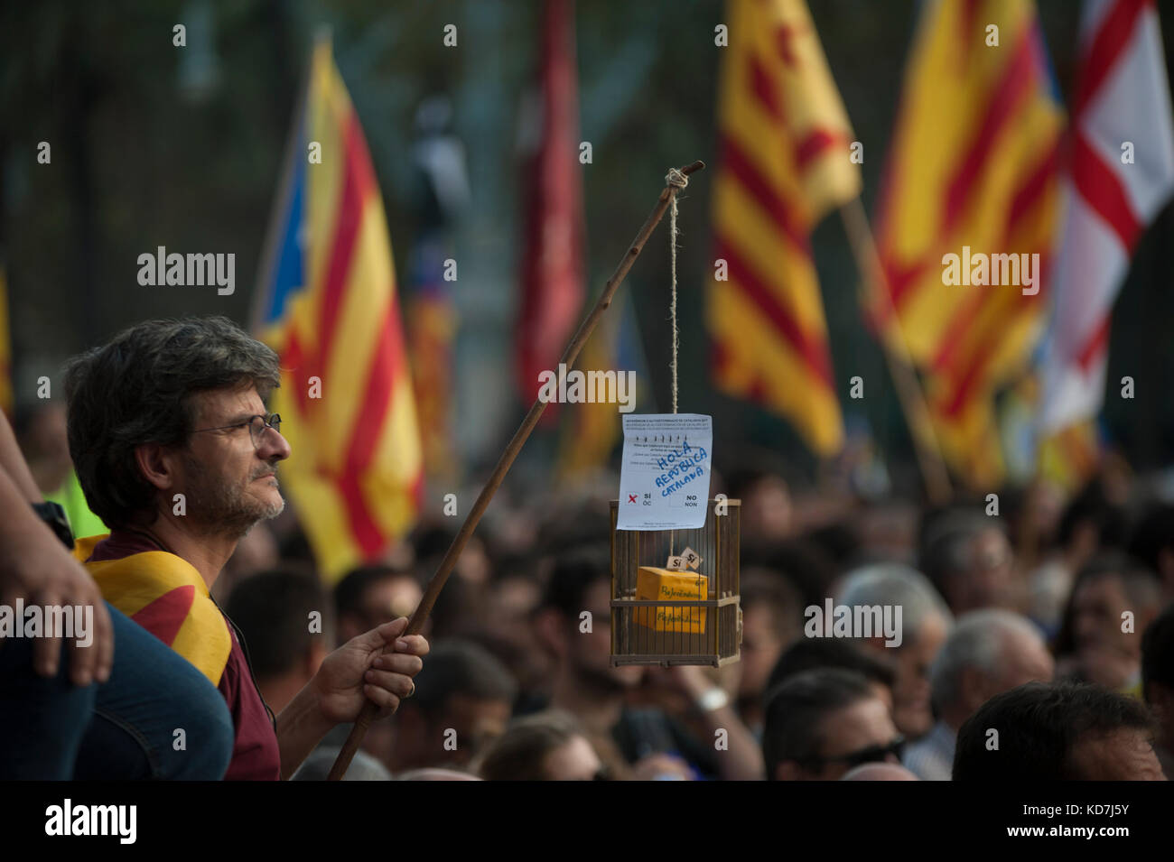 Barcelona, Catalonia, Spain. 10th Oct, 2017. Thousands of people are concentrated in the Arc de Triomf of Barcelona, near the Catalan Parliament to attend the appearance of the president of Catalonia "Carles Puigdemon" who appears voluntarily to explain the results of the referendum of last October 1, declaring Independence of catalonia and later annulling it temporarily in the hope of being able to negotiate it with the Spanish government. Credit: Charlie Perez/Alamy Live News Stock Photo